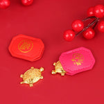 pendentif tortue dorée motif cuir rouge orné feng shui chance richesse décoration intérieure souvenir