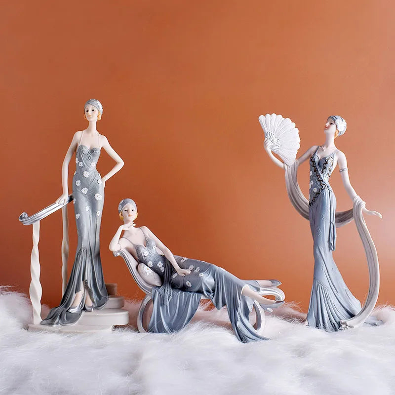 statues décoratives résine filles nordiques élégantes robes fleurs détails dorés occasion noël mariage anniversaire