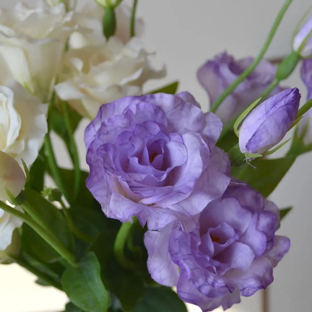 bouquet fleurs artificielles violet blanc rose orange décoration intérieure moderne minimaliste