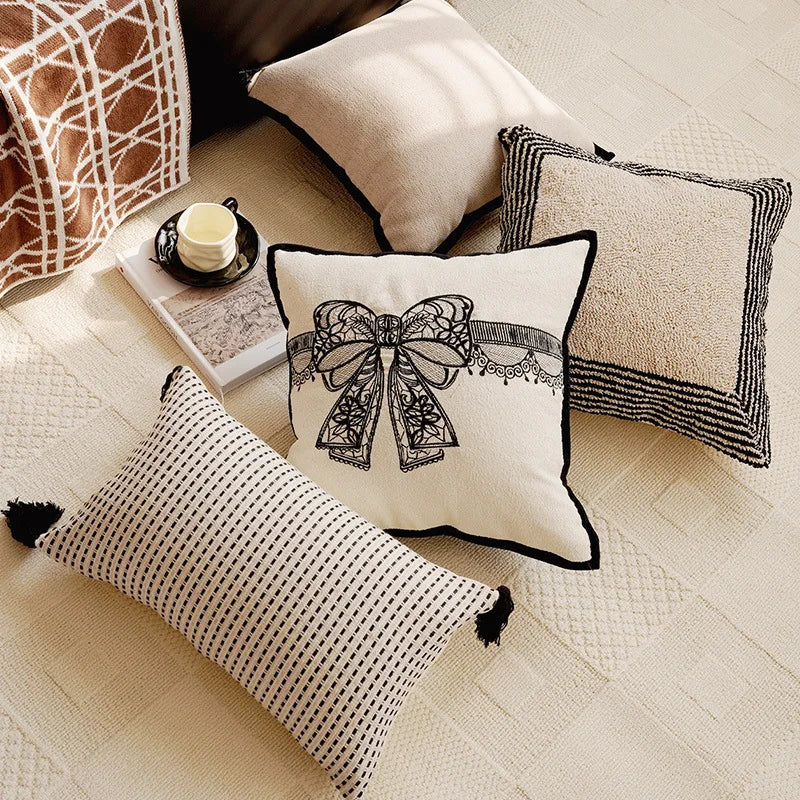 housses coussins carrés brodés nouettes noires blanches moderne decoration maison lit canapé