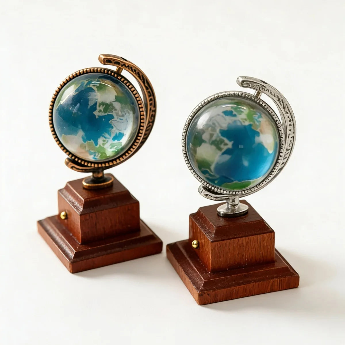 globe terrestre miniature vintage cartographie métal bleu vert blanc décoration intérieure base bois