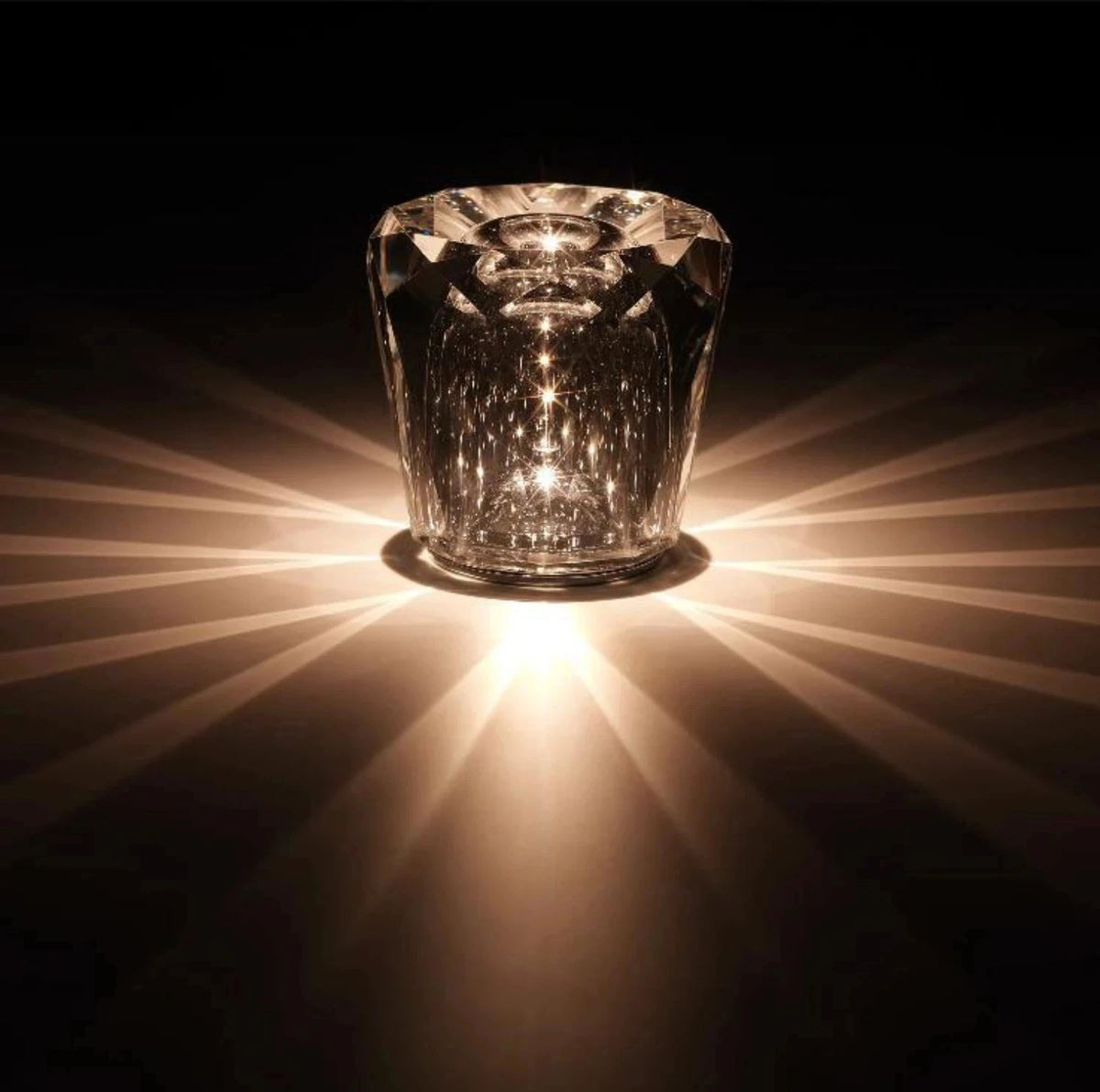 lampe table moderne transparente facettes brillantes élégante chambre coucher ambiance dorée led rechargeable