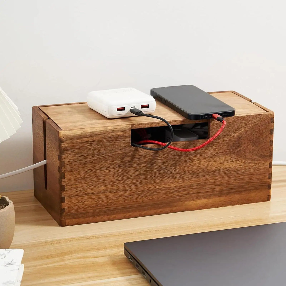 boîte rangement câbles smartphone chargeur minimaliste moderne marron clair bois organisation sans fil eléctroniques