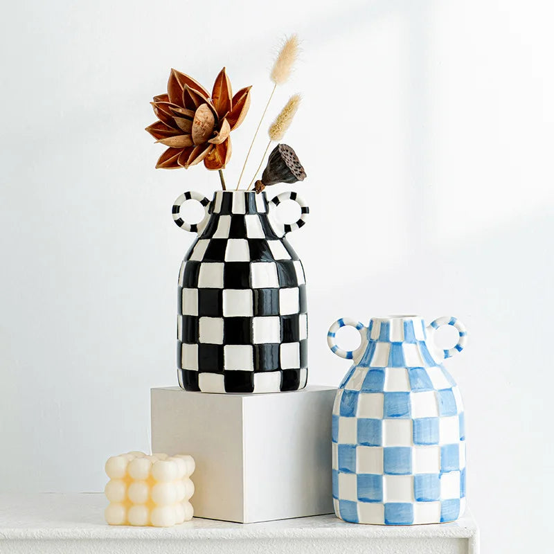 vase moderne porcelaine carreaux noir blanc bleu décoration intérieure branches sèches fleurs séchées contemporain