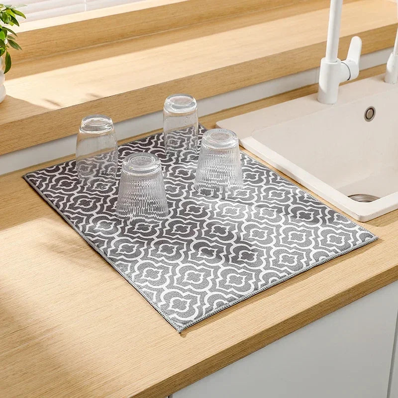 tapis cuisine gris blanc motif géométrique moderne assiettes verres couverts bol cuillère assaisonnement 50cm