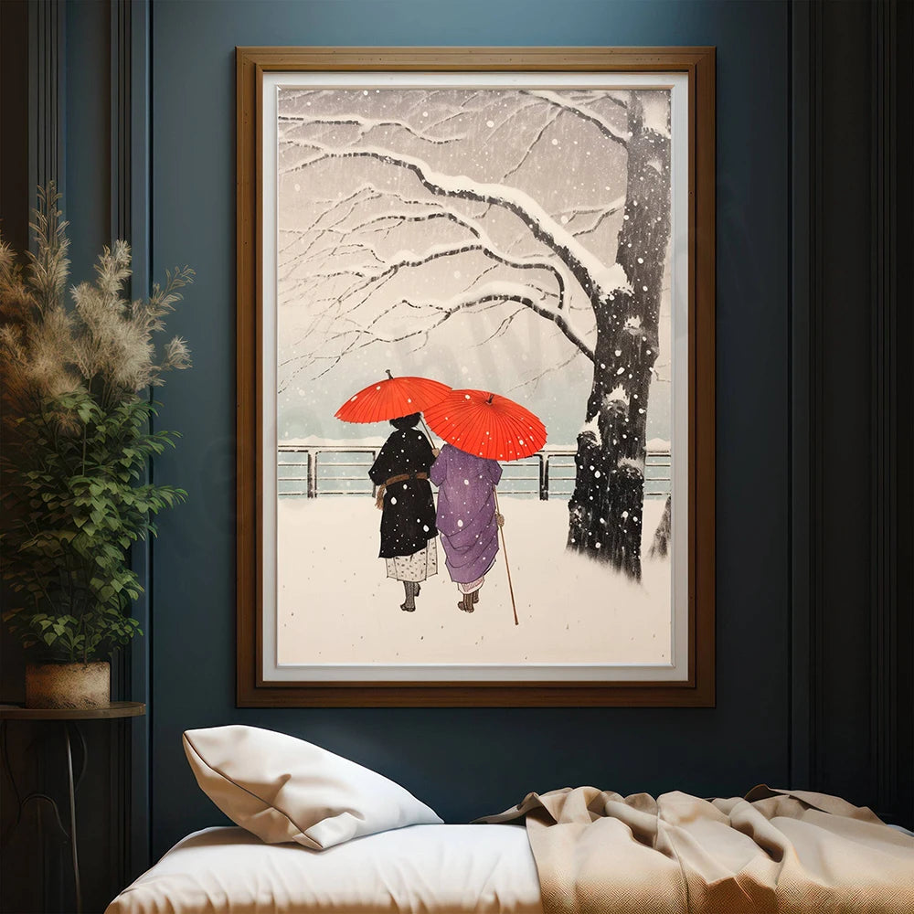 Deux personnes marchant ensemble sous la neige, tenant des parapluies rouges vifs sur un fond hivernal enneigé.