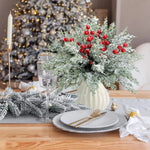 bouquet artificiel feuilles vertes baies rouges poudre blanche naturel décoratif vase blanc serviettes assiettes