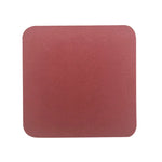 Carré de couleur rose saumon mat, avec une texture de surface uniforme.