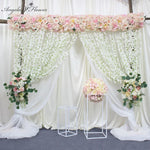 Détail des fleurs en soie roses, pivoines et hortensias sur la rangée décorative