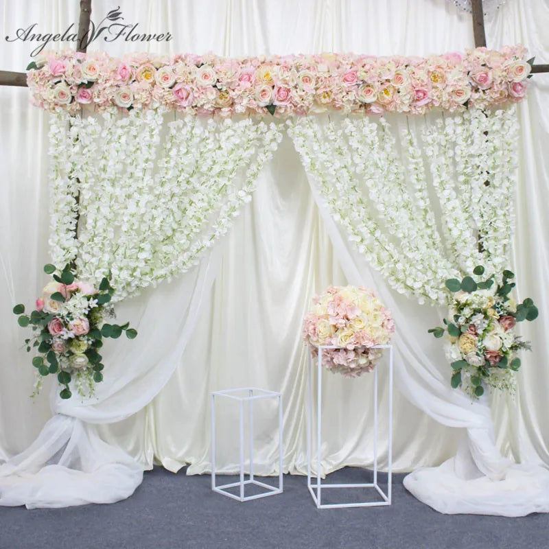 Détail des fleurs en soie roses, pivoines et hortensias sur la rangée décorative