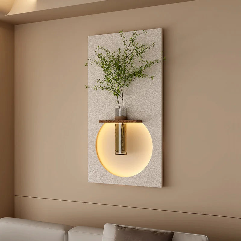 lampe murale moderne blanc doré vert clair texture granulée fixée plante verte vase transparent