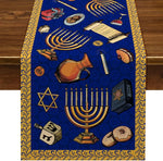 Une image riche en symboles et en détails liés à la fête juive de Hanoukka, incluant une menorah, des dreidels, des beignets traditionnels et d'autres éléments caractéristiques de cette célébration.