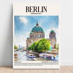 La superbe image montre une vue de la cathédrale de Berlin, avec ses dômes verdoyants et son architecture impressionnante, encadrée par les arbres et les bateaux sur la rivière, reflétant la beauté et la richesse culturelle de cette ville allemande.