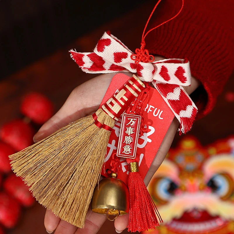 décorations festives couronnes traditionnelles rouge blanc doré pompons rubans texte chinois nouvelle année