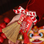 décorations festives couronnes traditionnelles rouge blanc doré pompons rubans texte chinois nouvelle année