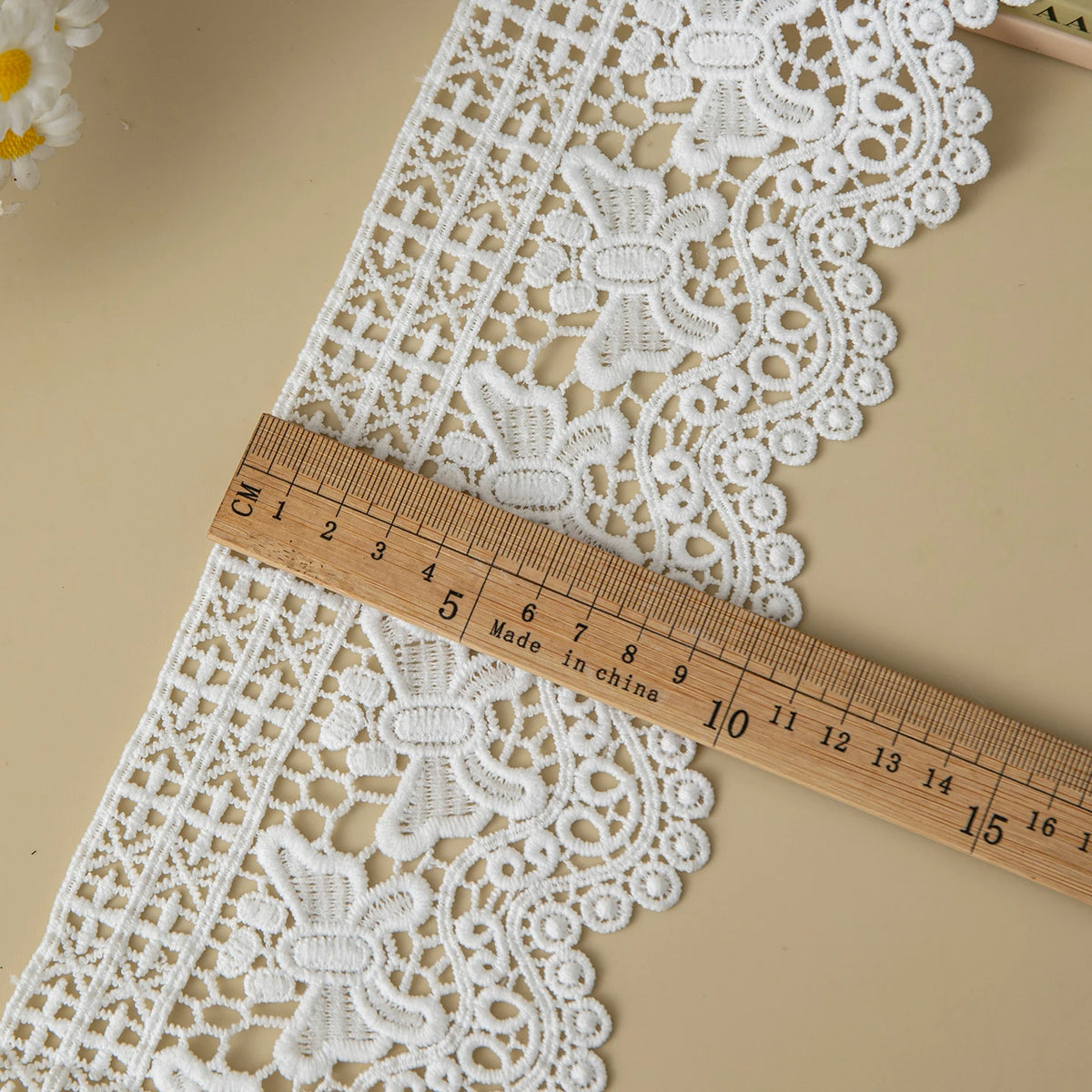 ruban dentelle papillons motifs floraux noir blanc bordure dentelée large 10cm finitions mariage décoration