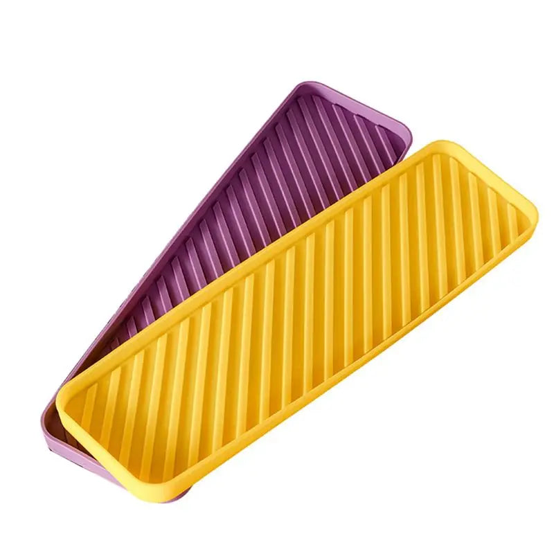 plateau rangement silicone violet moderne bouteilles rangées ustensiles organisation cuisine diagonale texturé