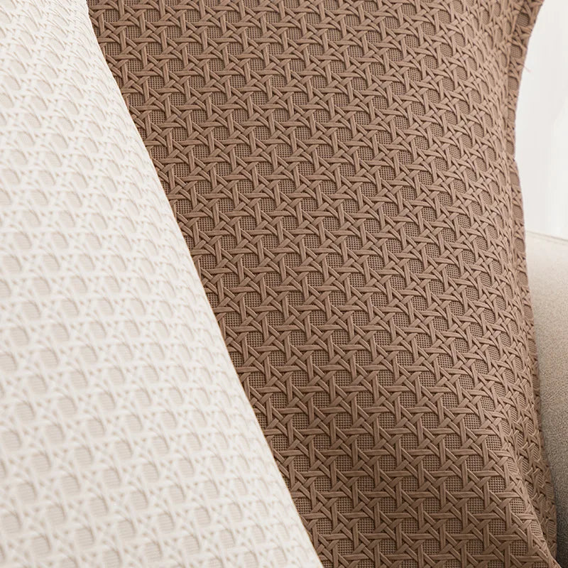 Ceci est une image d'un tissu en tricot marron avec un motif de tressage complexe et répétitif, qui semble être un élément décoratif pour un vêtement ou un accessoire.