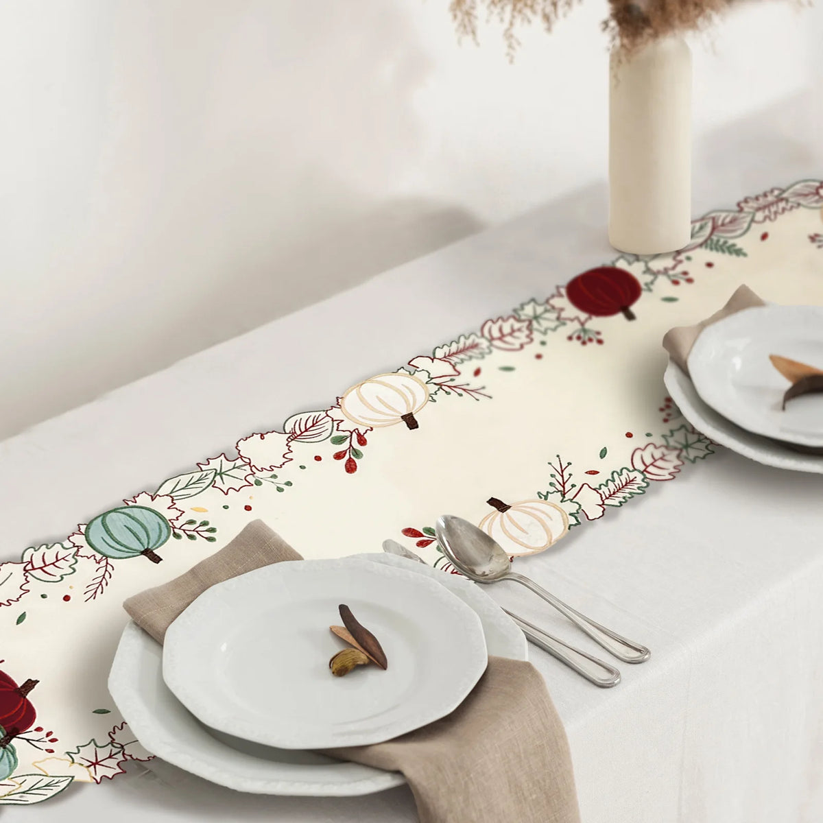 chemin table automne citrouilles feuilles baies blanc rouge vert beige festive polyester