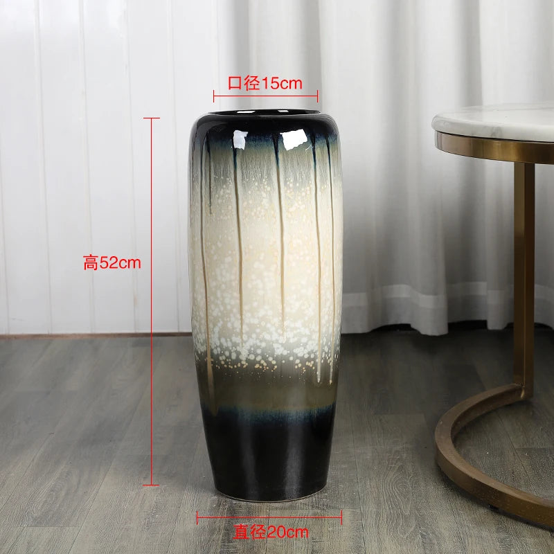 Vase décoratif en céramique de grande taille avec un design élégant de dégradés de couleurs noir et blanc.