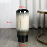 Vase décoratif en céramique de grande taille avec un design élégant de dégradés de couleurs noir et blanc.