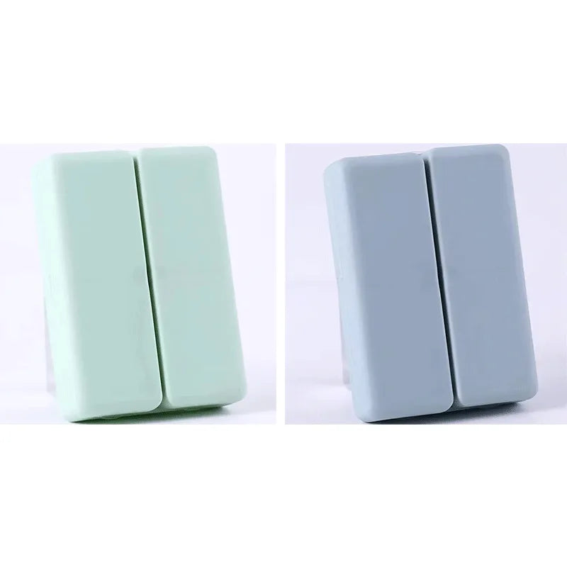 boîte pilules hebdomadaire compartiments couleurs pastel croix blanche moderne pratique