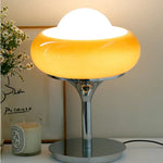 Lampe vintage orange en verre et fer vue de côté