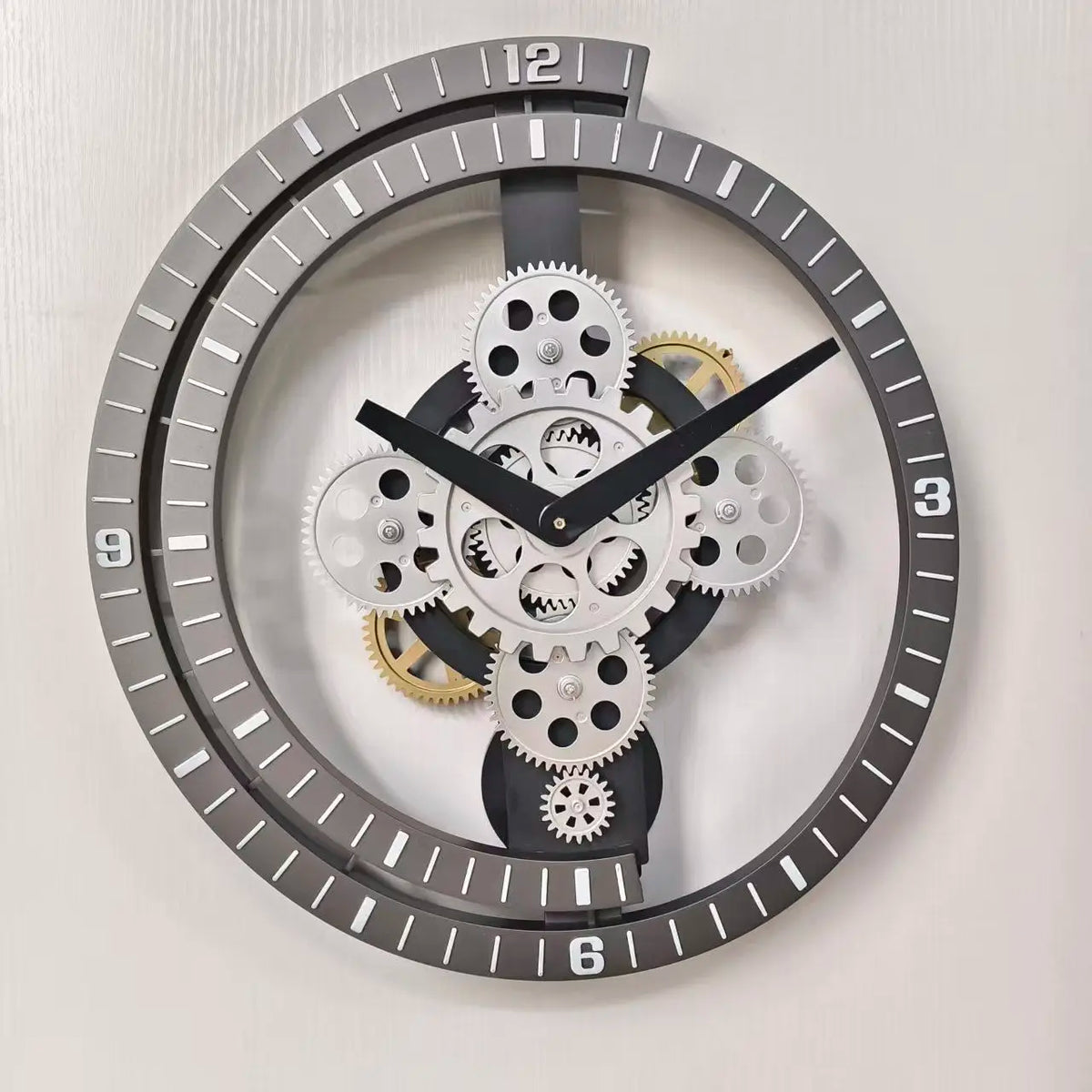 horloge murale décorative engrenages industriels noir blanc doré chiffres cercle métal transparent salon