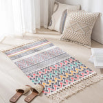 Ce tapis de sol décoratif aux motifs géométriques colorés et aux franges en textile offre une touche bohème et chaleureuse à cet espace apaisant.