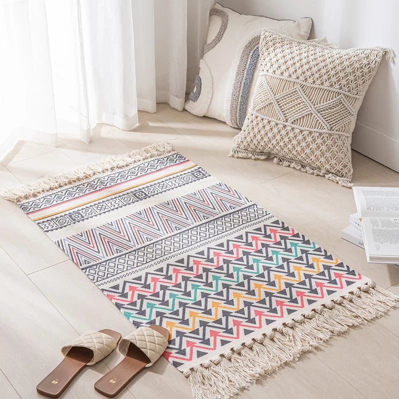 Ce tapis de sol décoratif aux motifs géométriques colorés et aux franges en textile offre une touche bohème et chaleureuse à cet espace apaisant.