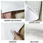 Couverture douillette avec un traitement de bord raffiné, un fond antidérapant et un doux velours court, offrant un confort optimal pour une nuit de sommeil réparatrice.
