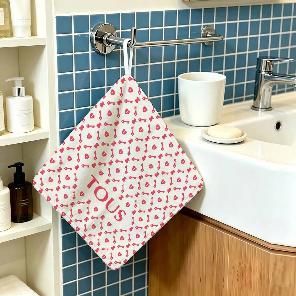 serviette toilette moderne noir rose logo tous chien symboles coeurs paix