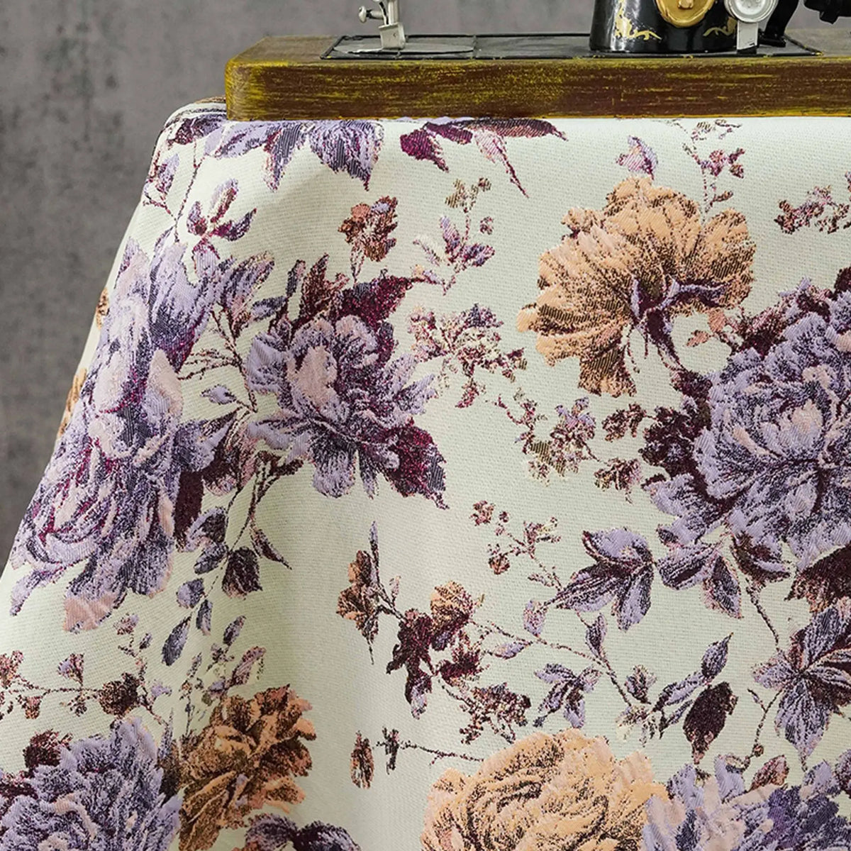 tissu polyester motifs fleurs vintage classique beige violet marron largeur 135cm idéal couture accessoires