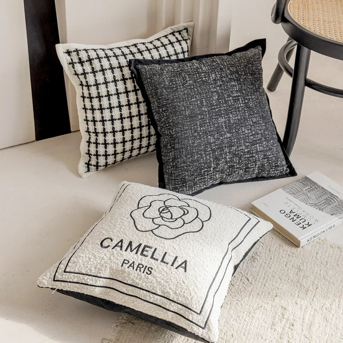 taies d'oreiller décoratives noires blanches motif fleur jacquard respectueuses environnement polyester modernes maison hospitalière