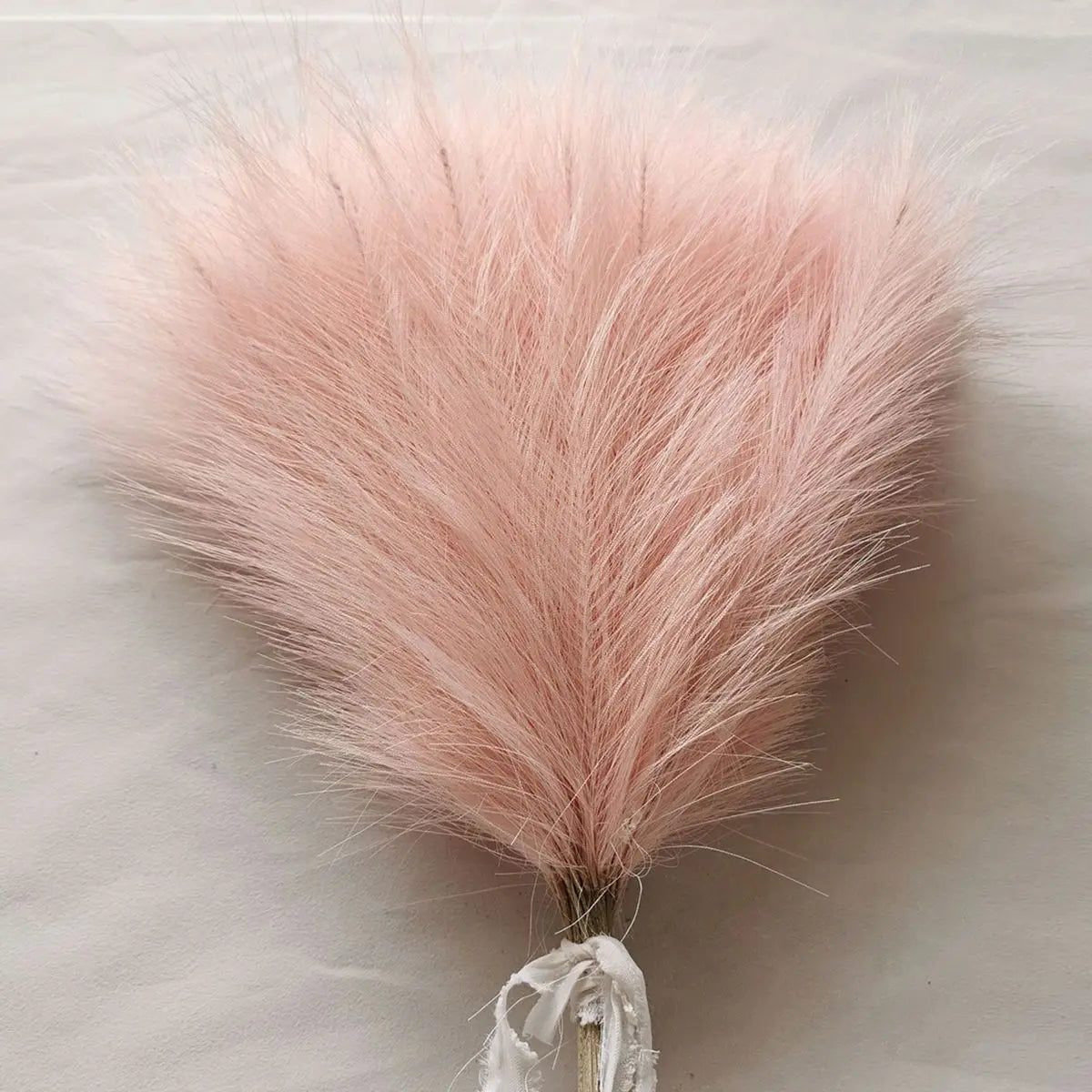 plumes artificielles blanches modernes décoration extérieure mariage fêtes prénuptiale bouquet table