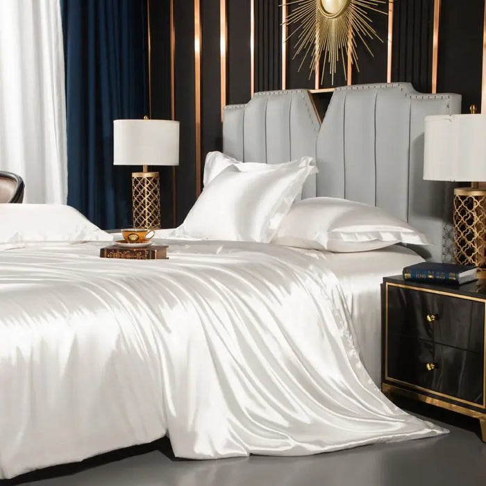 Housse de couette blanche satin luxe sur lit double queen