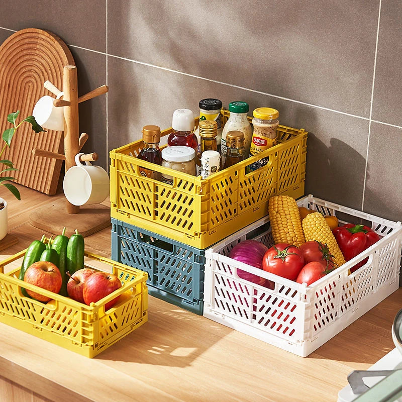 Paniers de rangement pliables en plastique de couleur jaune sur une étagère de bureau