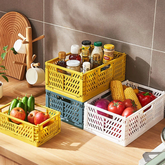 Paniers de rangement pliables en plastique de couleur jaune sur une étagère de bureau