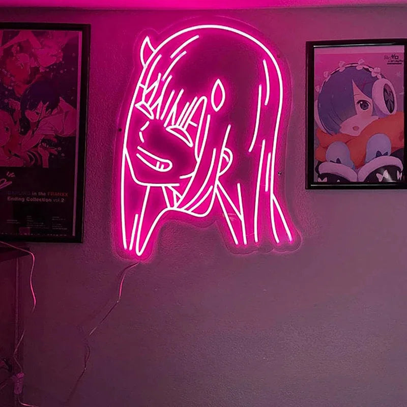 Comparaison de l'enseigne néon LED rose avec d'autres décorations de chambre