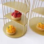 présentoirs gâteaux cage métal doré blanc grille vintage élégants anse crochet tartes fruits