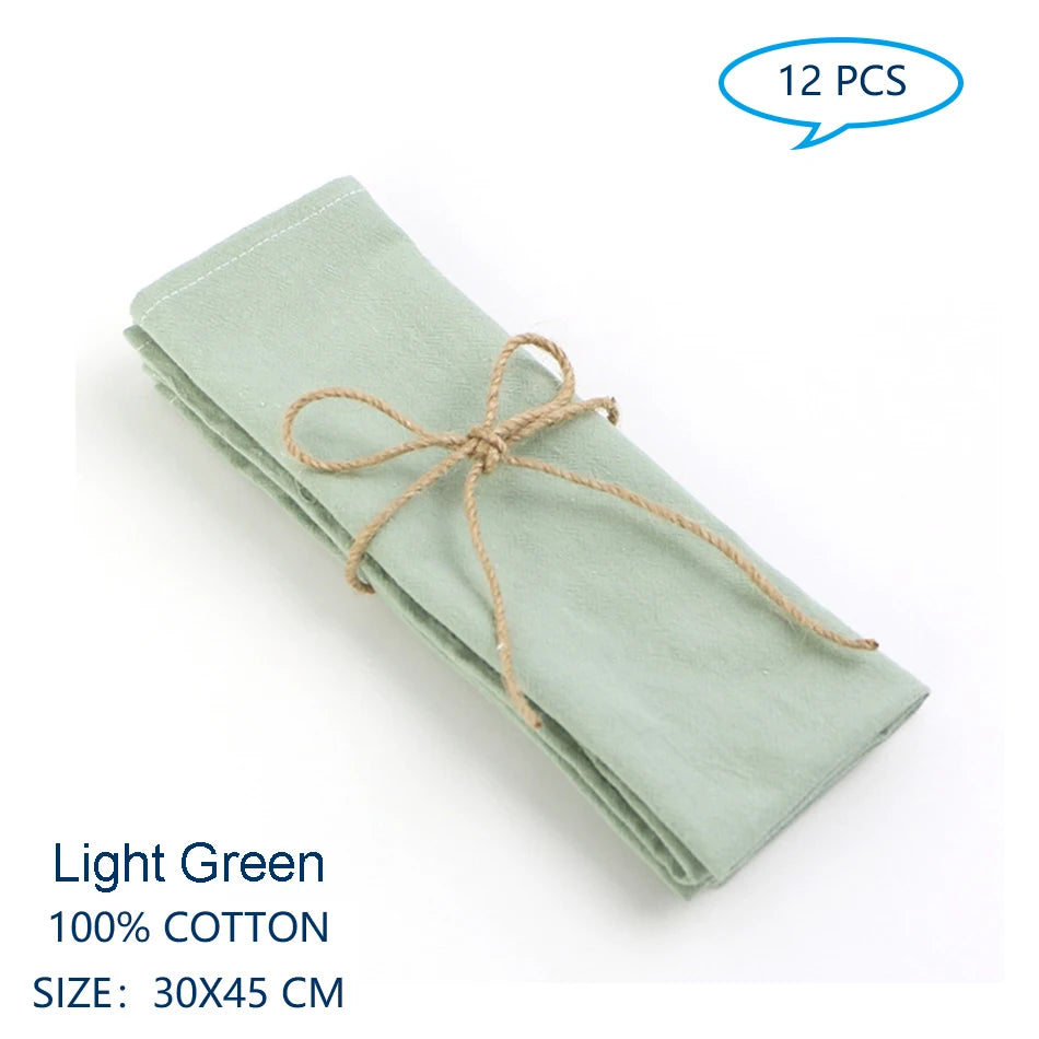 Un lot de 12 serviettes en coton légères de couleur vert clair, mesurant 30 x 45 cm.