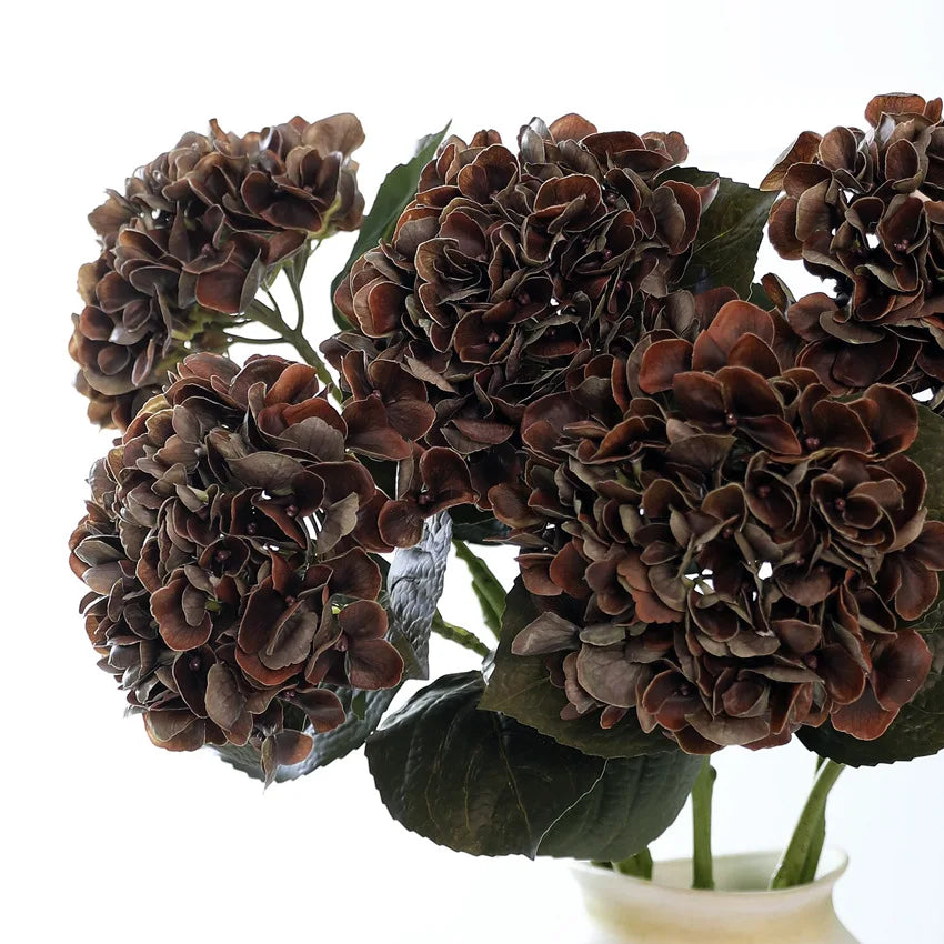 décoration intérieure bouquet artificiel hortensia fleurs vert olive marron foncé rouge vif violet modernes