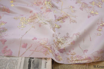 tissu brocart rose or motifs floraux semi transparent résistant élégant robe sac main