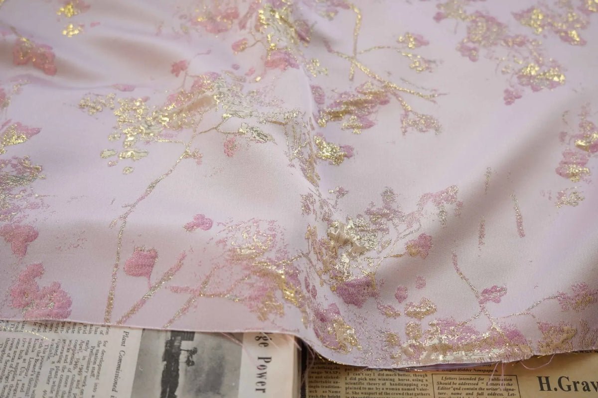 tissu brocart rose or motifs floraux semi transparent résistant élégant robe sac main