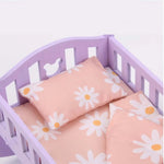 lit balancier poupée violet marguerites blanches fond rose classique deux oreillers couverture