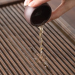 plateau thé bois bambou moderne lignes verticales marron foncé tasses théière salon chambre