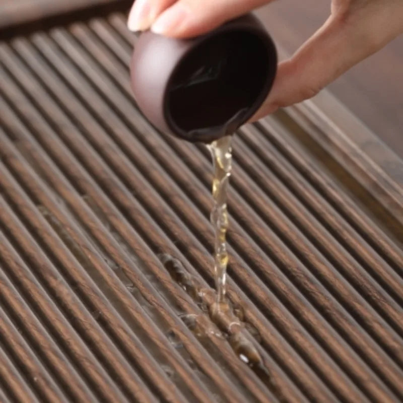 plateau thé bois bambou moderne lignes verticales marron foncé tasses théière salon chambre