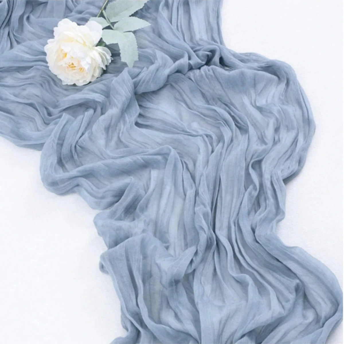 chemin table bleu clair gaze semi transparente décor mariage bohème élégant tissu crêpé
