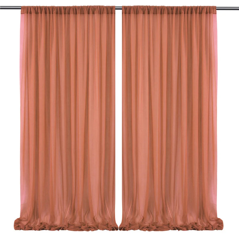 Rideaux épais en tissu orange avec des plis élégants, suspendus sur une barre en métal.
