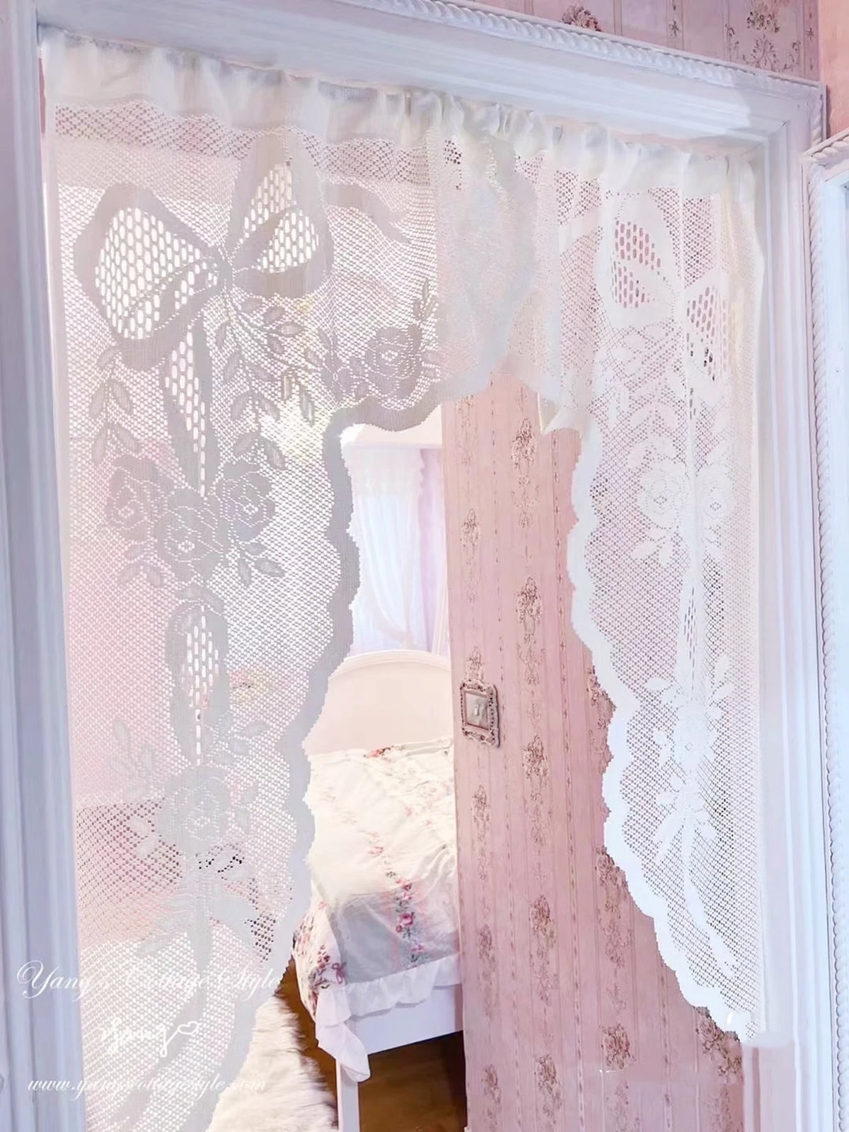rideau porte dentelle motifs floraux blanc rose shabby chic vintage romantique transparent tringle
